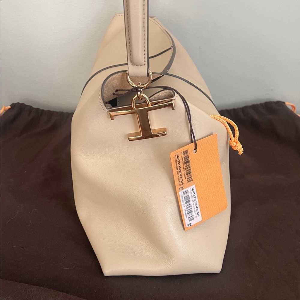 Tod's Cream Shoulder Bag with Gold Accents - Picture 11 of 16